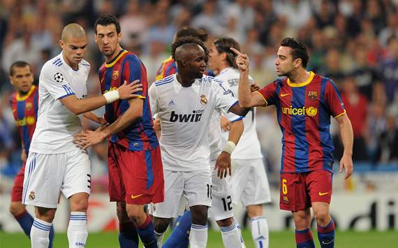 Pelean los jugadores del Barcelona y Real Madrid en el Clásico de la Champions jugado en el Bernabéu