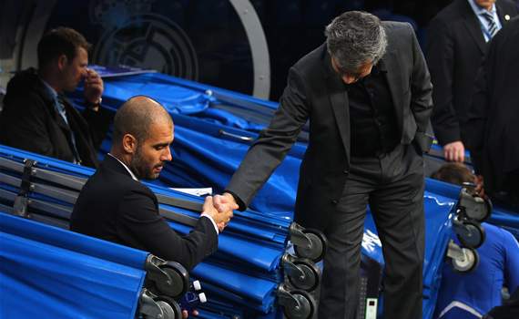 Mourinho, Guardiola y un saludo protocolar durante el duelo de Champions entre Real Madrid y Barcelona