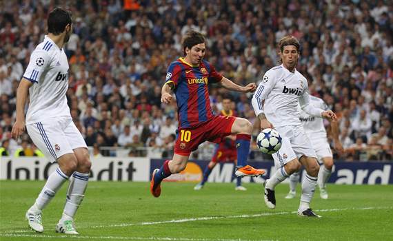 El jugador del Barcelona Lionel Messi anota el primer gol al Real Madrid en la CHampions League