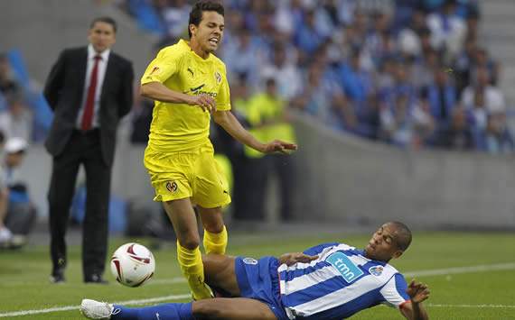 Nilmar y Fernando, en acción durante el Oporto-Villarreal disputado en Portugal por las semifinales de la Europa League (Getty Images)