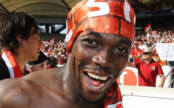 Boka feiert mit VfB-Schal