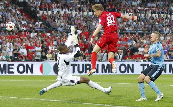 The winning goal from Marc Janko for FC Twente against Ajax (PROSHOTS)