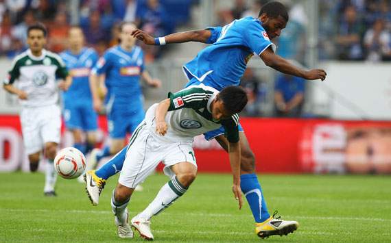 Wolfsburgs Hasebe kommt gegen Babel ins Straucheln 