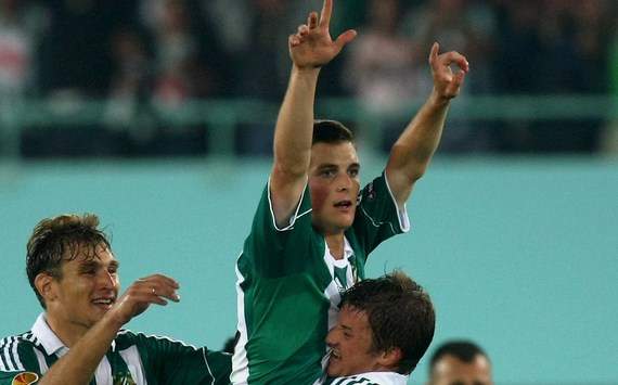 Veli Kavlak (Rapid Wien) celebrated by his teammates