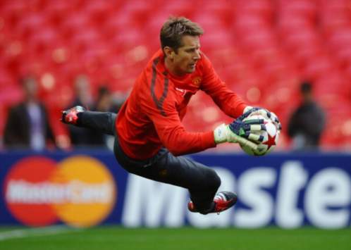 Former Manchester United goalkeeper Van der Sar compares City's Hart with Peter Schmeichel