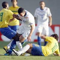 Brazil - Netherlands, Ramires and Elano battle with Van Persie (PROSHOTS)