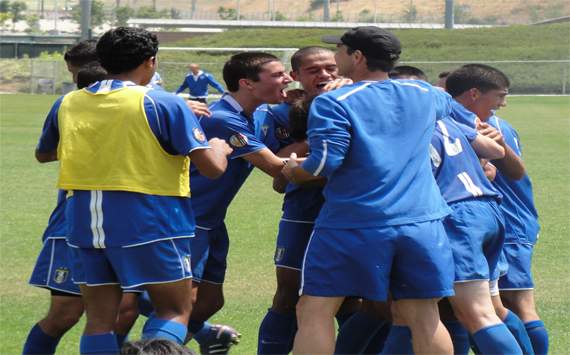 Pateadores U-18 team celebrates a goal against Arsenal