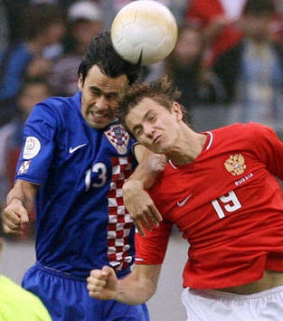 Roman Pavlyuchenko of Russia vs Goran Sablic of Croatia (AFP)