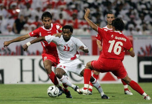 Emirati player Salem Saad (C) vies with Jordanian players Mohammed Khamis & Faysal Ibrahim  (AFP)