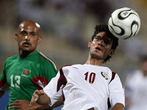 Hussein Yasser of Qatar vs Joy Arif of Bangladesh (AFP)