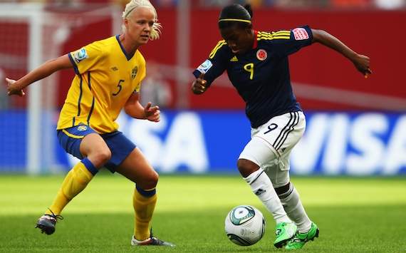Im Duell: Kolumbiens Carmen Rodallega und Schwedens  Caroline Seger (rechts)