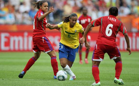 Brasiliens Rosana setzt sich hier gegen zwei Gegenspielerinnen durch