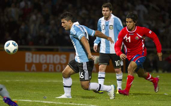 Agüero convierte ante la mirada de Messi en el Argentina-Costa Rica