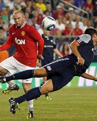 Wayne Rooney of Manchester United and Franco Coria of New England Revolution (Getty Images)