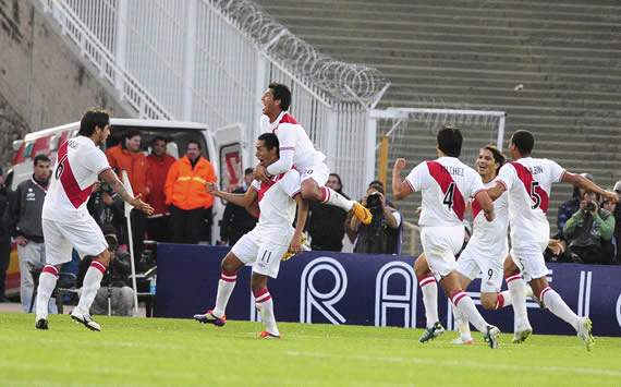 Peru shock Columbia to progress to semi-final