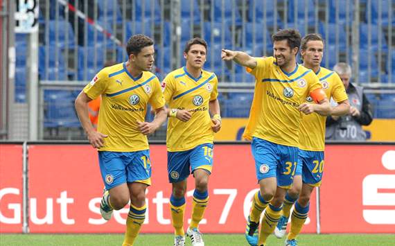 Dennis Kruppe feiert seinen Treffer für Braunschweig gegen 1860 München