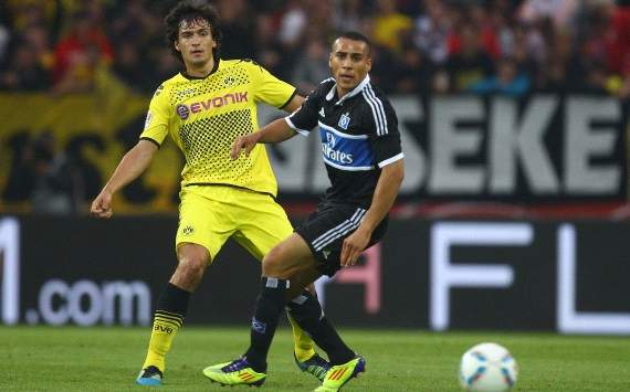 Änis Ben Hatira und Mats Hummels schauen dem Ball hinterher