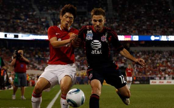 Ji-Sung Park of Manchester United and Bobby Convey of MLS All-Stars (Getty Images)