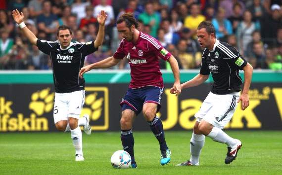 Christian Fuchs behauptet den Ball