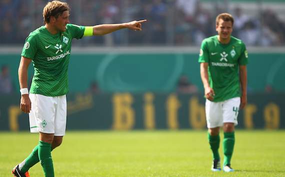 Werder-Kapitän Clemens Fritz gibt Anweisungen