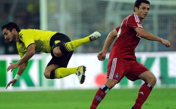 Gojko Kacar will den Ball, Ilkay Gündogan fliegt derweil