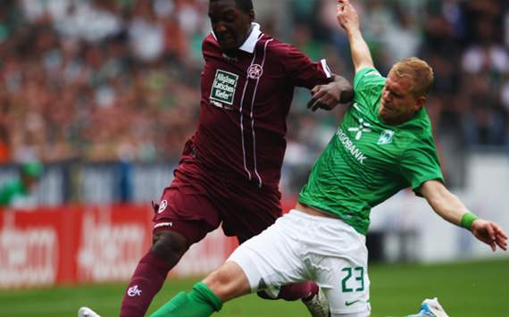 Richard Sukuta-Pasu im Duell mit Werders Andreas Wolf