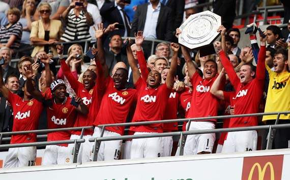 Nemanja Vidic of Manchester United lifts the Community Shield 