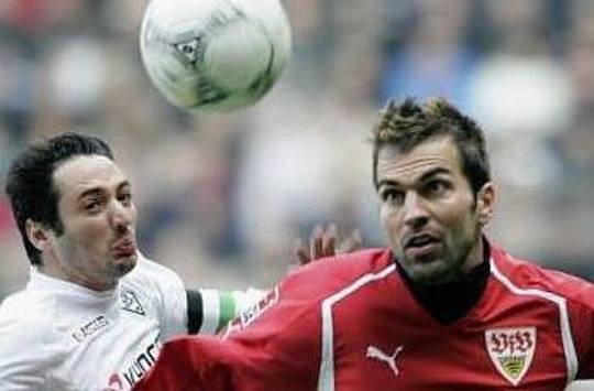 Oliver Neuville von Borussia Mönchengladbach gegen Markus Babbel vom VfB Stuttgart (AFP)