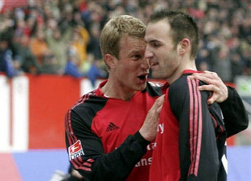 Paulus gratuliert Nürnbergs Top-Torjäger Vittek (AFP)