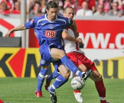 Bundesliga: Arne Friedrich mit Hertha BSC Berlin in Mainz gegen Markus Feulner (AFP)