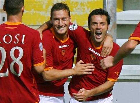 Montella and Totti celebrate in Parma-Roma (AFP)