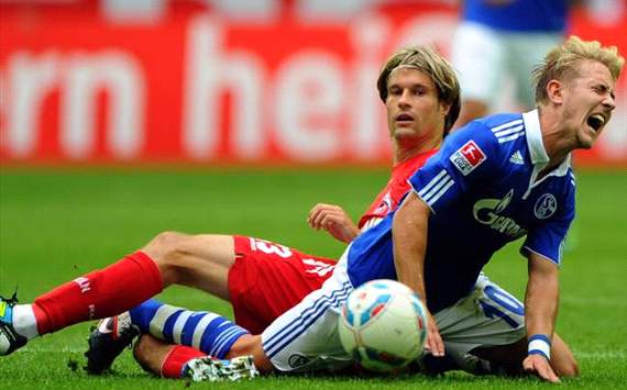 Martin Lanig und Lewis Holtby im Zweikampf