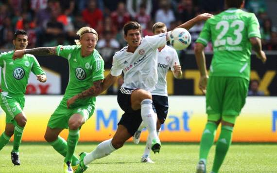 Mario Gomez im Zweikampf mit Simon Kjaer