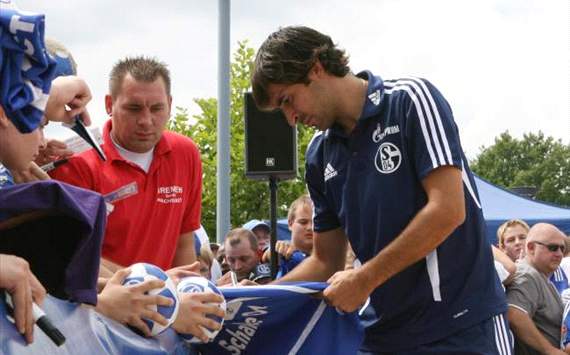 Raul schreibt Autogramme