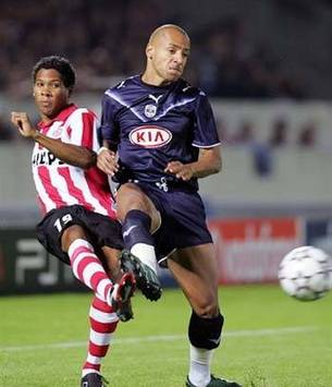 Lamey of PSV Eindhoven vs Faubert of Girondins Bordeaux (AFP)