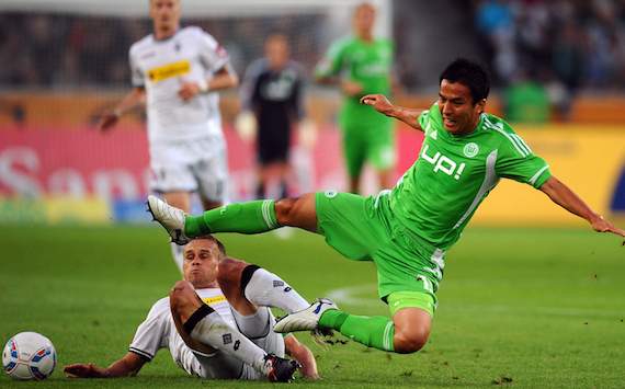 Makoto Hasebe und Filip Daems grätschen nach der Kugel