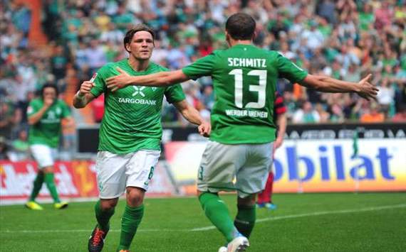 Lukas Schmitz und Clemens Fritz bejubeln den Treffer