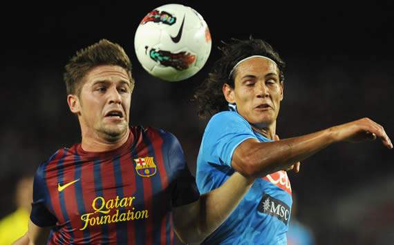 Andreu Fontàs y Edinson Cavani, en acción durante el Barcelona-Nápoles por el Trofeo Joan Gamper