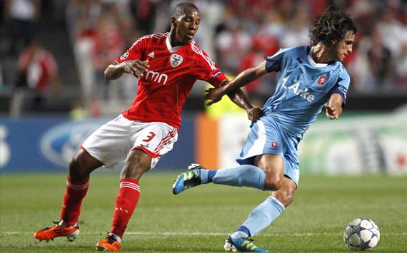 Benfica - FC Twente: Emerson and Bryan Ruiz