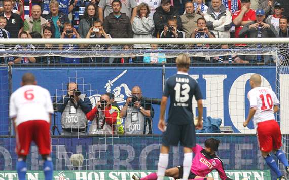 Hamburger SV - 1. FC Köln, Mladen Petric trifft vom Punkt