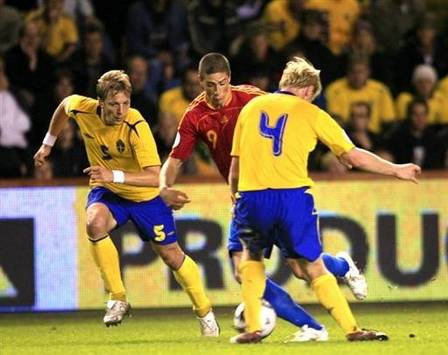 Hansson & Edman battle with Torres in Sweden-Spain (AFP)