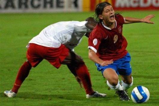Serbia vs Belgium: Marko Pantelic against Gaby Mudingayi (AFP)