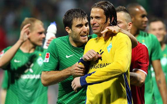 Sokratis Papastathopoulos und Tim Wiese jubeln nach dem Derbysieg