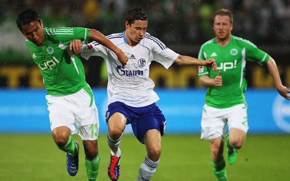 Schalkes Julian Draxler im Duell mit Makoto Hasebe