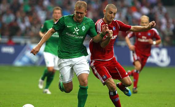 Andreas Wolf läuft Mladen Petric die Kugel ab