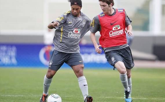 Ronaldinho e Mario Fernandes - Brasil (Foto: Rafael Ribeiro / CBF)