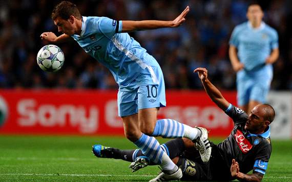 Edin Dzeko sfugge a Paolo Cannavaro durante City-Napoli (Getty Images)