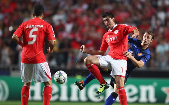 UEFA Champions League :Jonny Evans - Oscar Cardozo, SL Benfica v Manchester United