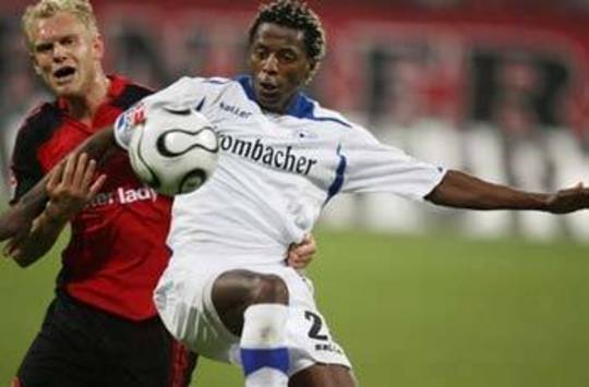Wolf of Nürnberg vs Zuma of Bielefeld (AFP)