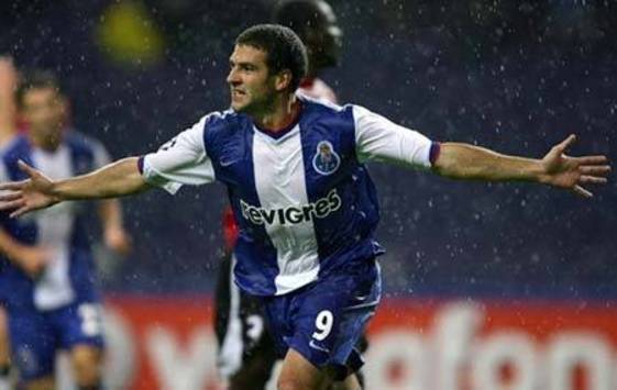 Champions League: Lisandro Lopez of Porto vs Hamburger SV (AFP)
